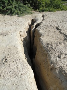 آثار شکاف و نشست زمین در اطراف روستای میلکی