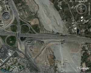بستر فراخ و خشکیده رودخانه کرج در تقاطع آزادراه تهران قزوین - پل فردیس