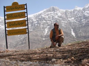 محمد درویش در مرکز بازدیدکنندگان دنا - قله بیژن نمایان است