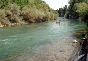 زاینده رود زیبا در 70 کیلومتری غرب اصفهان (باغ بهادران) 28 مرداد 1388