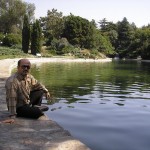 نگارنده در کنار یکی از دریاچه های هفت گانه باغ