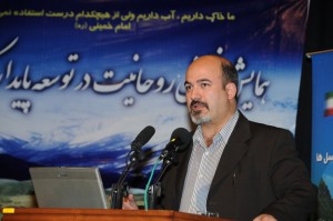 محمد درویش در حال سخنرانی در همایش - 22 آذر 1388 - میانه