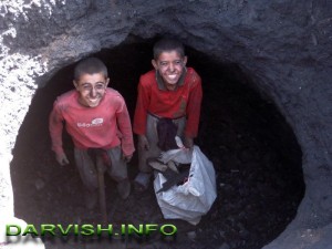 سبب این خنده های مستانه کودکان کار در کوره ذغال گلپرآباد چیست؟! (عکس از حسین صالحی)