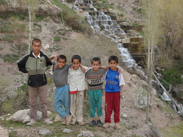 این تصویر را در آخرین روز از نخستین ماه سال 86 در محوطهی تاریخی دنا، گرفتهام ... میلاد، بیژن، سهراب، فرهاد و رضا نمونهای از شکوفههای تشنهی این دیار هستند، ما باید که دوباره بپاخیزیم و – دستکم - مشتی برف برای آنان به ارمغان داشته باشیم ... این تصویر را در آخرین روز از نخستین ماه سال 86 در محوطهی تاریخی دنا، گرفتهام ... میلاد، بیژن، سهراب، فرهاد و رضا نمونهای از شکوفههای تشنهی این دیار هستند، ما باید که دوباره بپاخیزیم و – دستکم - مشتی برف برای آنان به ارمغان داشته باشیم ...