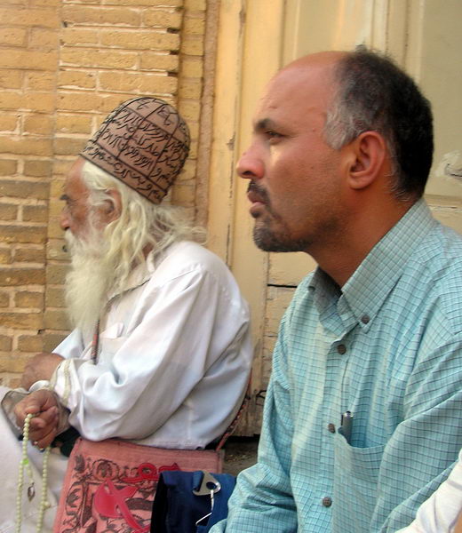 مجتبی پاکپرور در کنار یک درویش دریادل در جوار آرامگاه حافظ