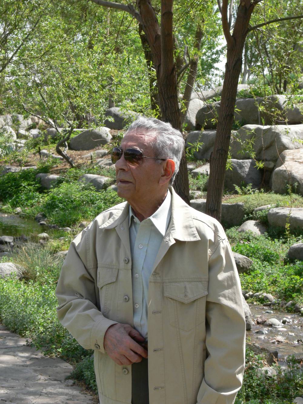 آیا کسی هست که این مرد را نشناسد؟