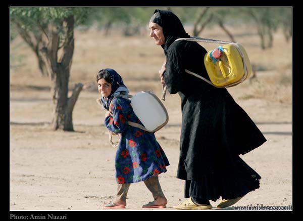 زن و کودک خوزستانی در پی تأمین مایه های حیات ...