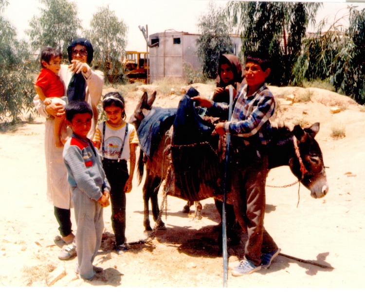 همسر، دختر و پسر کوچک دکتر در کنار اهالی بیشه زرد (کانکس در پشت عکس دیده می شود)